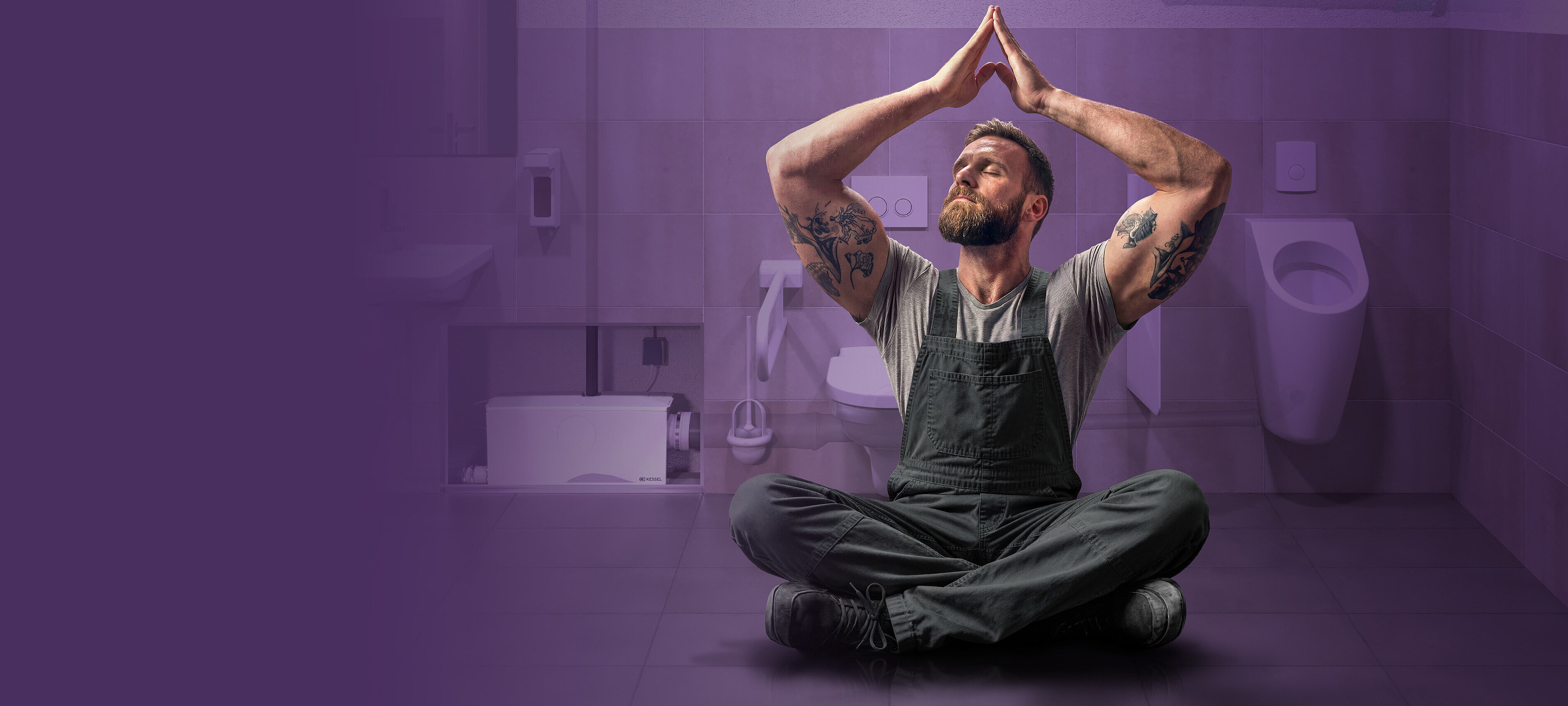 Entspannter Handwerker in einer gewerblichen Toilette, mit Doppelhebeanlage im Hintergrund.