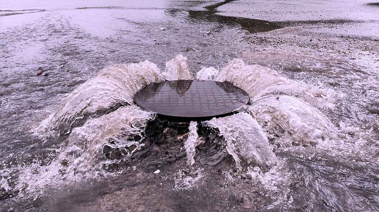 Verhindern, dass Abwasser aus dem Kanal in die Gebäude drückt.