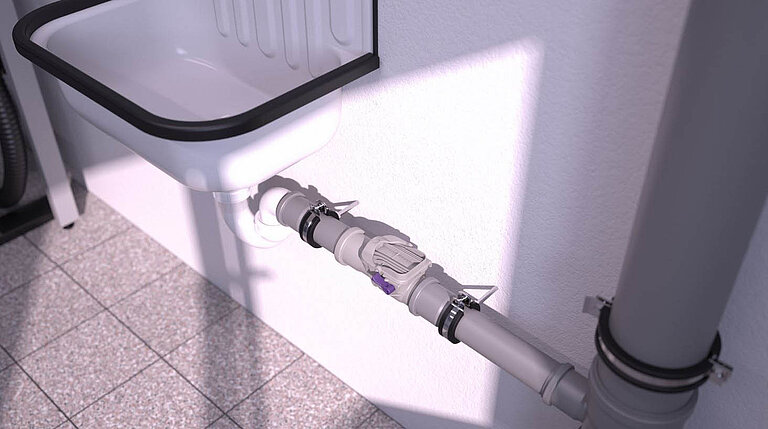 Rückstauverschluss Staufix DN 50 installiert in einer freiliegenden Abwasserleitung Rückstauverschluss Staufix DN 50 installiert in einer freiliegenden Abwasserleitung