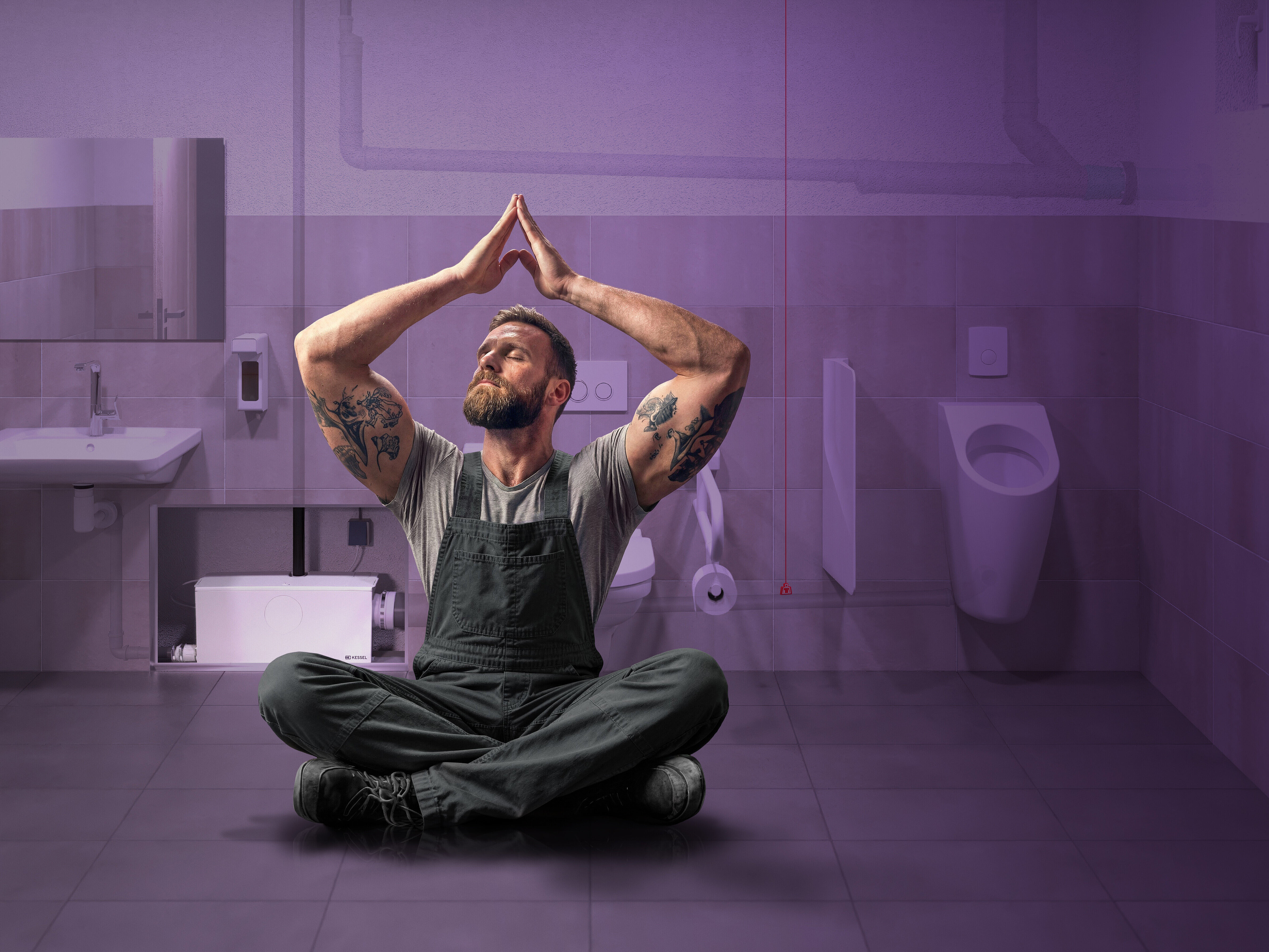 Entspannter Handwerker in einer gewerblichen Toilette, mit Doppelhebeanlage im Hintergrund.