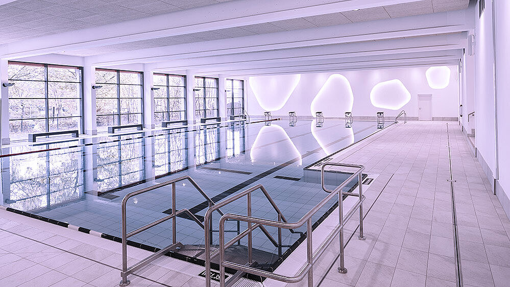 Schwimmbad mit Abläufen und Rinnen aus Edelstahl. Schwimmbad mit Abläufen und Rinnen aus Edelstahl.